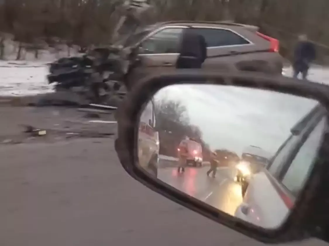 Миллионы всмятку: две иномарки столкнулись на трассе в Ростовской области