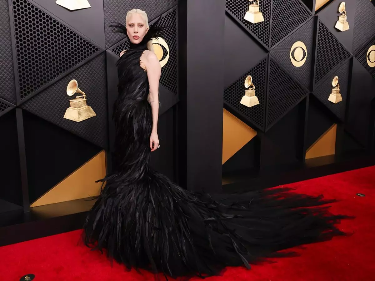 Наряды звезд на Грэмми 2026: Выход Леди Гаги в платье с перьями, «голый» наряд Хайди Клум и платье на сосках Чаппелл Роан