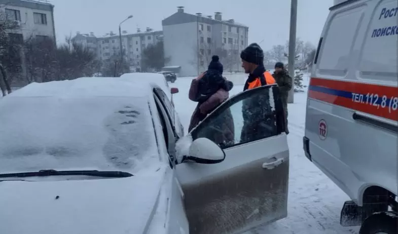 Кричал и мерз: в Морозовске двухлетнего ребенка оставили запертым в авто