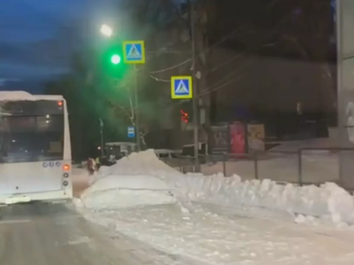 На проспекте Стачки автобусная полоса завалена счищенным снегом
