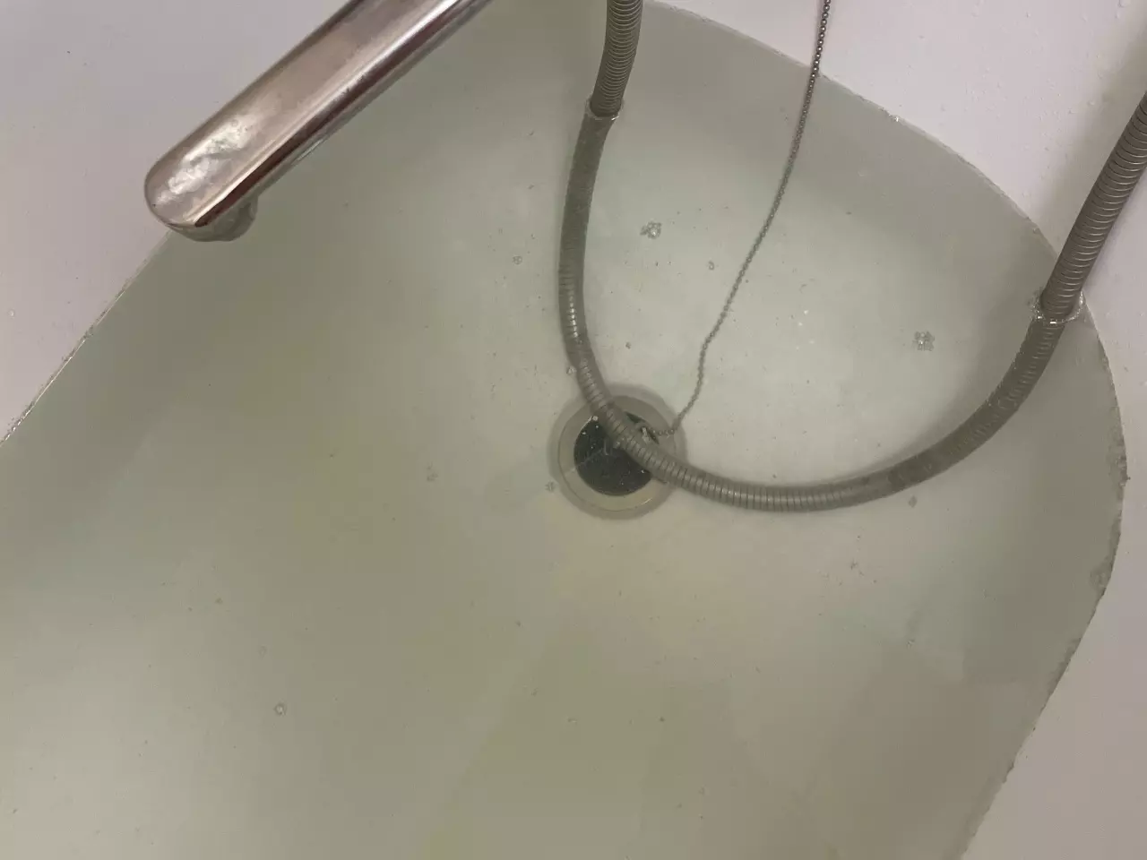 Мутная жижа полилась из кранов Ростовчан на Вертолетном поле