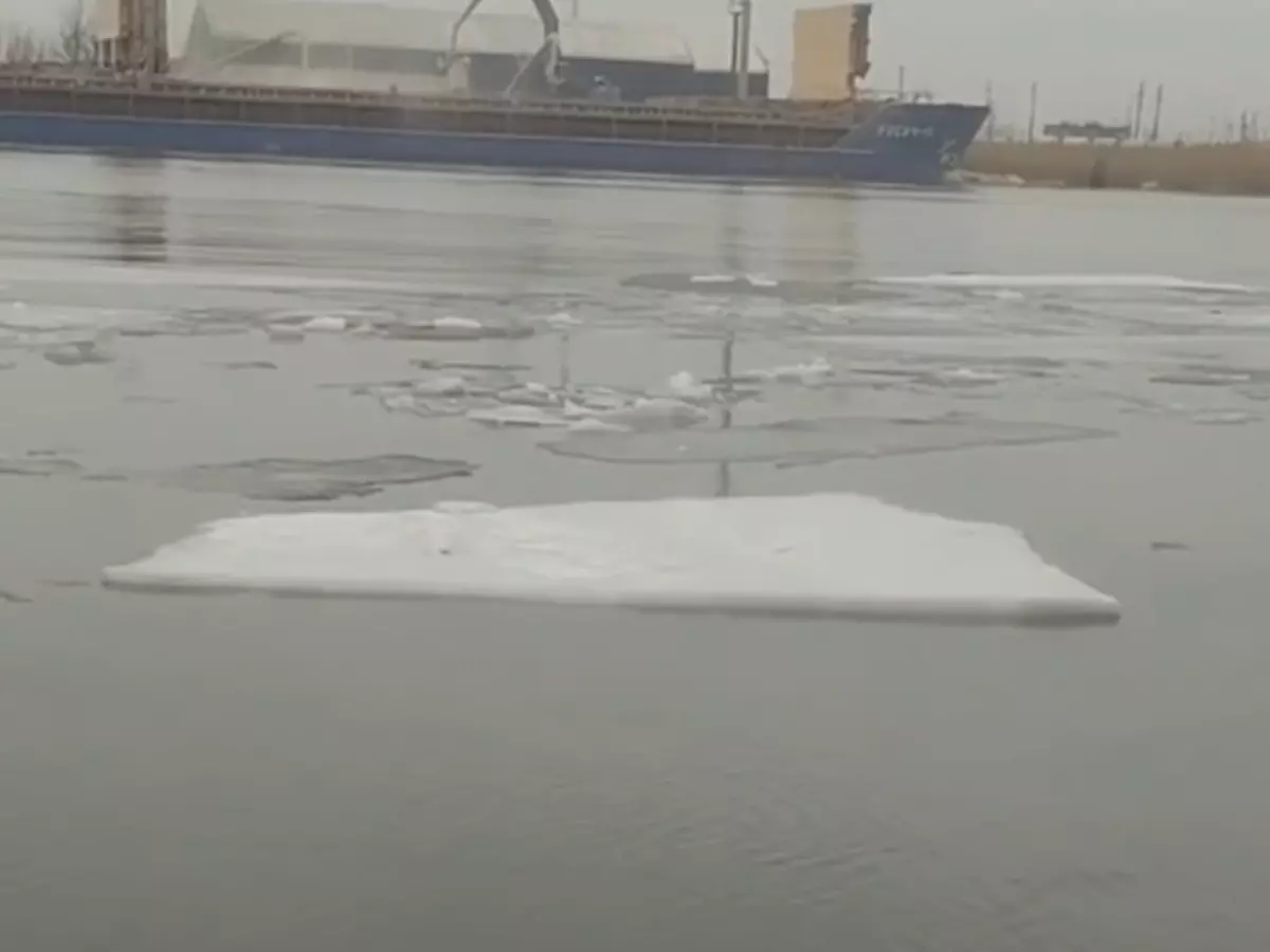 Лед на водоемах Ростовской области признали опасным для выхода