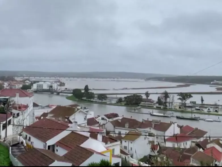 Из-за урагана реки и водоемы Португалии вышли из берегов