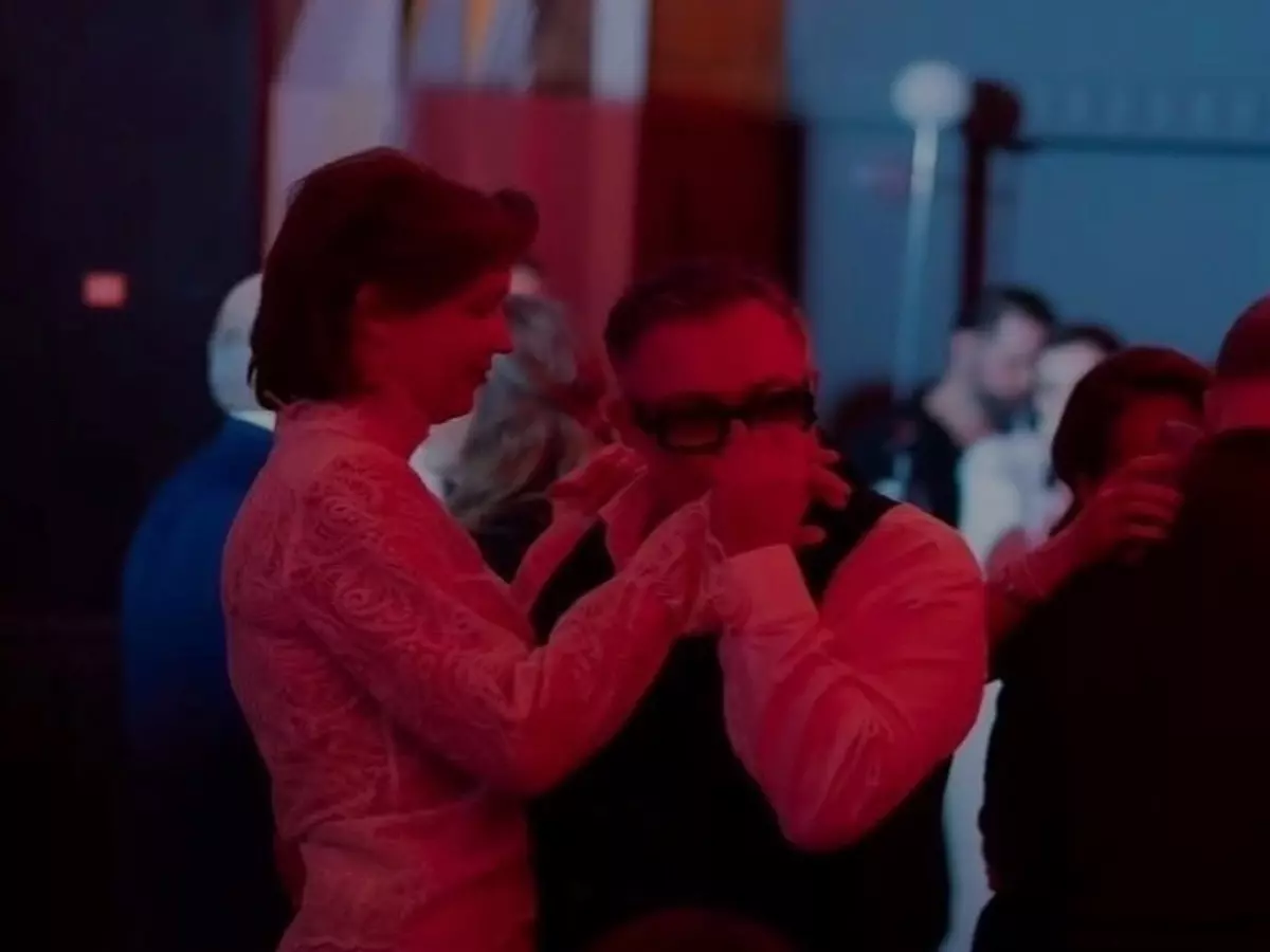 Танцевал и целовал руки: Дмитрий Дибров вышел в свет с новой пассией