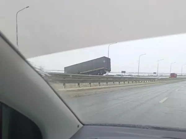 Фото к материалу: На трассе под Азовом в Ростовской области фура слетела в кювет