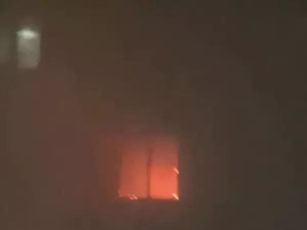 Фото к материалу: Из горящей многоэтажки на Шолохова в Ростове 20 человек эвакуировали и еще троих спасли