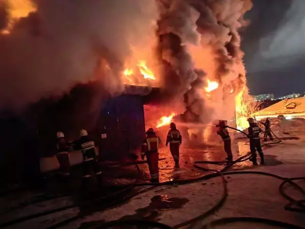 Фото к материалу: Спустя восемь часов потушили крупный пожар на шиномонтажке в Аксае