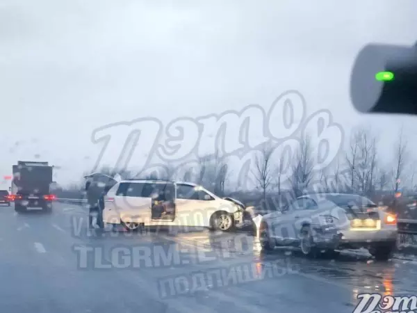 Фото к материалу: В Ростовской области из-за гололеда произошло массовое ДТП у Аксайского моста