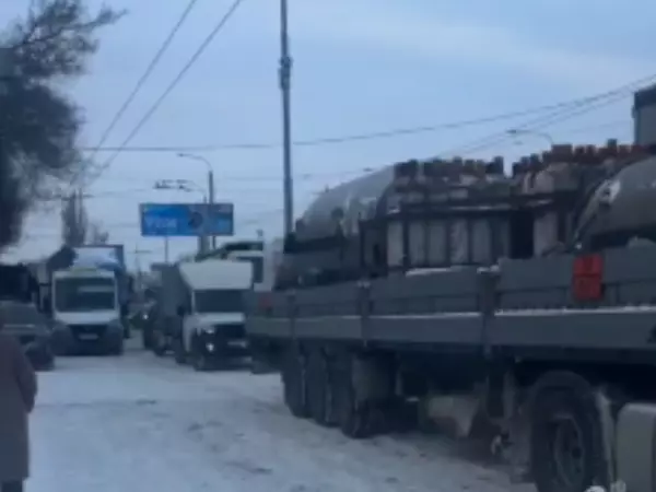 Фото к материалу: В Ростове из-за утонувших в снегу фур стало движение на Малиновского