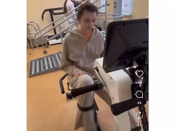 Фото к материалу: Учится ходить заново: пострадавшую в ДТП под Морозовском девушку выписали из больницы