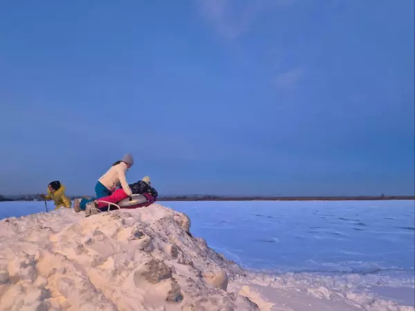 Фото к материалу: Соленое озеро в Ростовской области превратилось в заснеженное поле: фоторепортаж