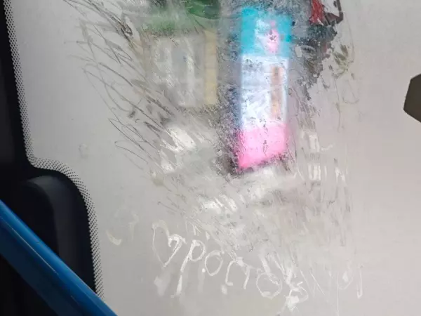 Фото к материалу: Окна покрылись льдом: пассажиры автобуса № 7 в Ростове замерзают в салоне