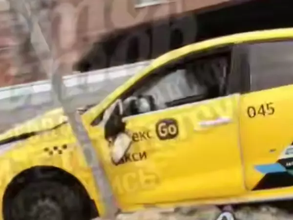 Фото к материалу: В Ростове на Нансена водитель такси влетел в дорожный знак