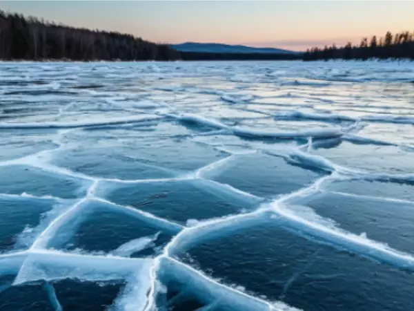 Фото к материалу: Одного спасли, других ищут: машина с туристами провалилась под лед на Байкале