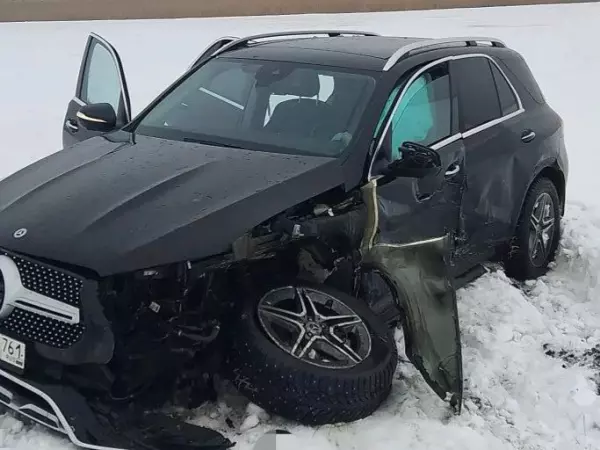Фото к материалу: Зажало в покореженном авто: водитель лекговушки получил травмы в жестком ДТП в Ростовской области