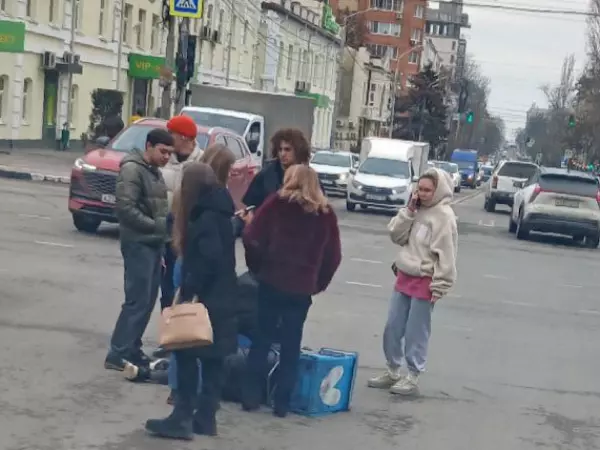 Фото к материалу: В Ростове водитель «Мерседеса» сбила курьера на электросамокате