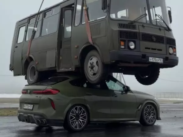 Фото к материалу: Ростовский экстремал Евгений Чеботарев поставил автобус на свой люксовый «БМВ»