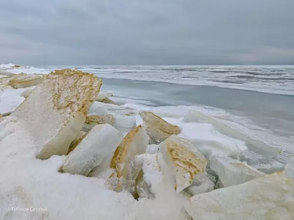 Фото к материалу: Жители поделились невероятными кадрами торосов на Цимлянском водохранилище