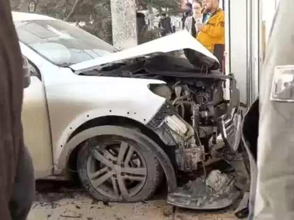 Фото к материалу: В Азове водитель легковушки пострадал после наезда на дерево