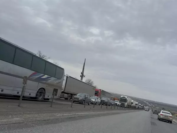 Фото к материалу: Третий день адские пробки затрудняют движение в районе города Шахты на М-4 «Дон»