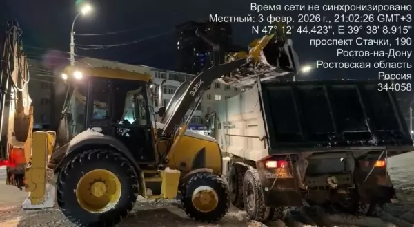 Фото к материалу: С улиц Ростова после сильного снегопада вывезли шесть тонн снега 