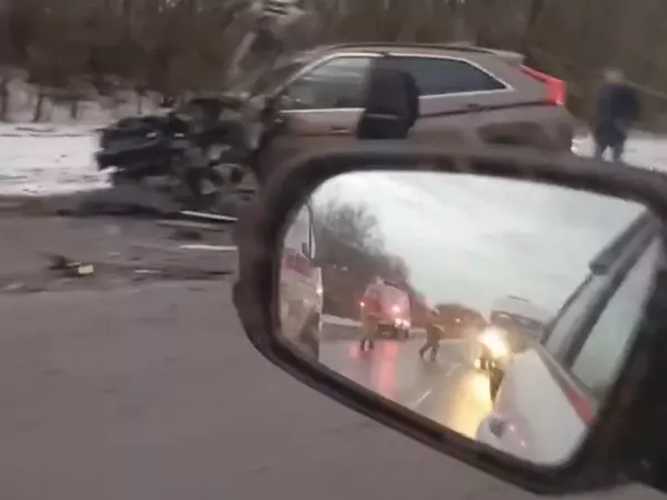 Фото к материалу: Миллионы — всмятку: две иномарки столкнулись на трассе в Ростовской области