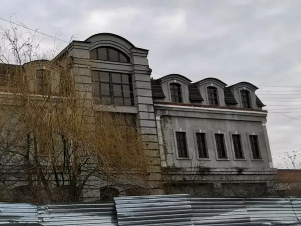 Фото к материалу: В Ростовской области за 77 млн рублей продают недостроенную гостиницу на месте универмага