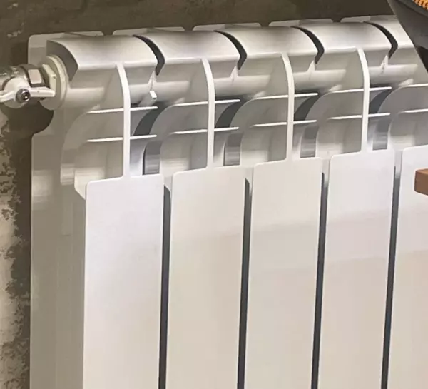 Фото к материалу: Из-за аварии на теплотрассе 10 жилых домов в Советском районе Ростова остались без тепла