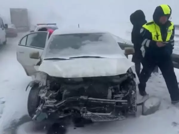Фото к материалу: Семья попала в аварию во время сильного снегопада в Ростовской области 