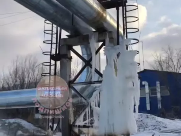 Фото к материалу: В Железнодорожном районе уже больше месяца течет вода из трубопровода