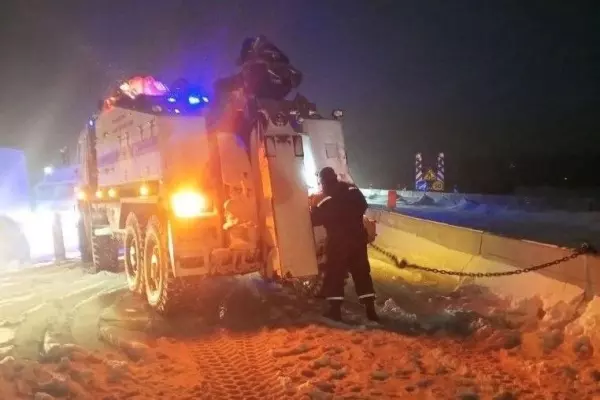 Фото к материалу: В Ростовской области на М-4 «Дон» за ночь из снега вытащили 31 грузовик и два автобуса