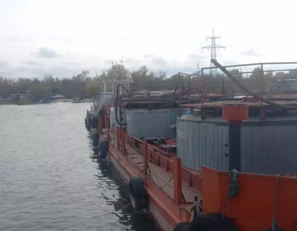Фото к материалу: Танкер-буксировщик и нефтеналивную баржу выставили на продажу в Ростове-на-Дону
