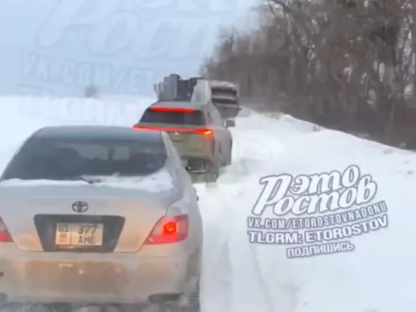 Фото к материалу: Из-за сильного бокового ветра на трассе Ростов - Таганрог в сугробах застряли большегрузы