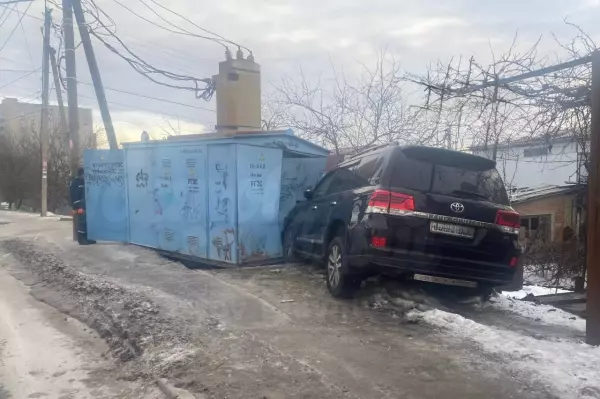 Фото к материалу: В Ростове пьяный водитель без прав врезался в трансформаторную подстанцию 