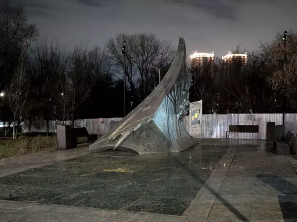 Фото к материалу: Нет освещения и все в плесени: в Ростове продолжает разрушаться мемориальный комплекс «Военным летчикам»