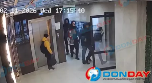 Фото к материалу: Вооруженная битами компания пыталась вломиться в квартиру в Батайске