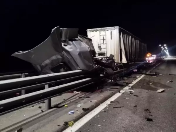 Фото к материалу: Под Ростовом водитель грузовика снес дорожное ограждение