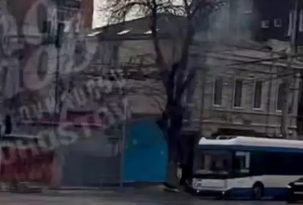 Фото к материалу: В центре Ростова оборвался провод троллейбусной контактной сети