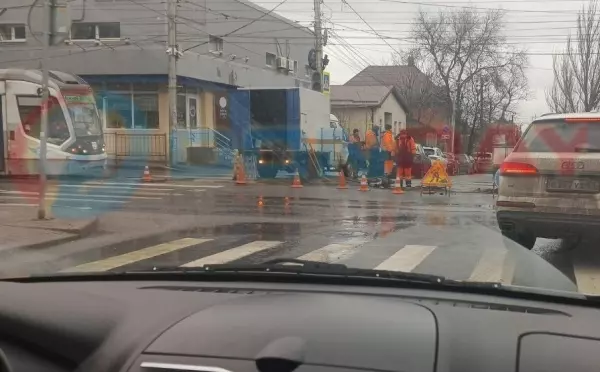 Фото к материалу: Трамваи стали из-за расчистки путей в Ростове