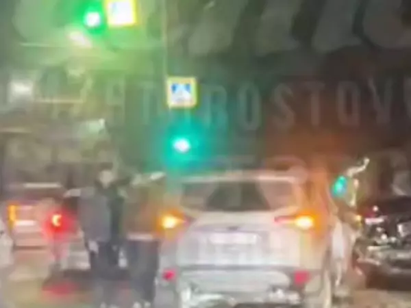 Фото к материалу: Очевидцы сообщают о массовом ДТП на Шолохова в Ростове