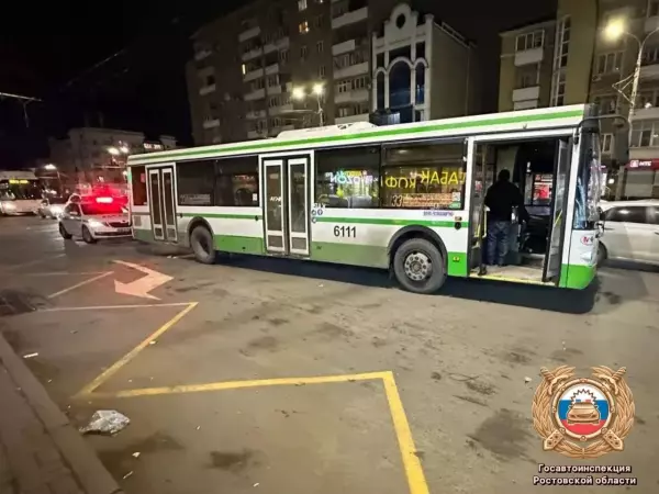 Фото к материалу: В Ростове 15-летняя пассажирка автобуса упала  и получила травмы