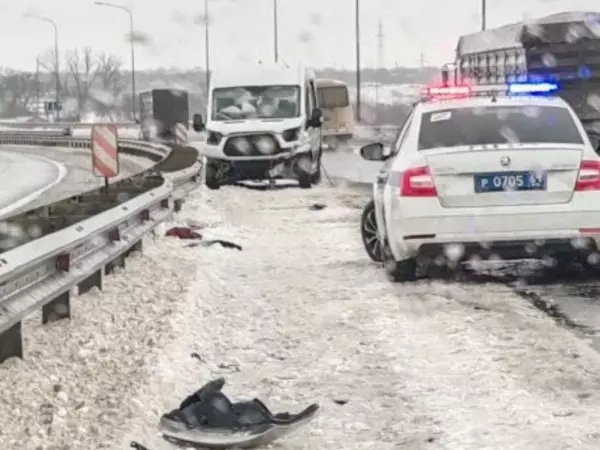 Фото к материалу: Под Азовом в ДТП на скользкой дороге погиб человек