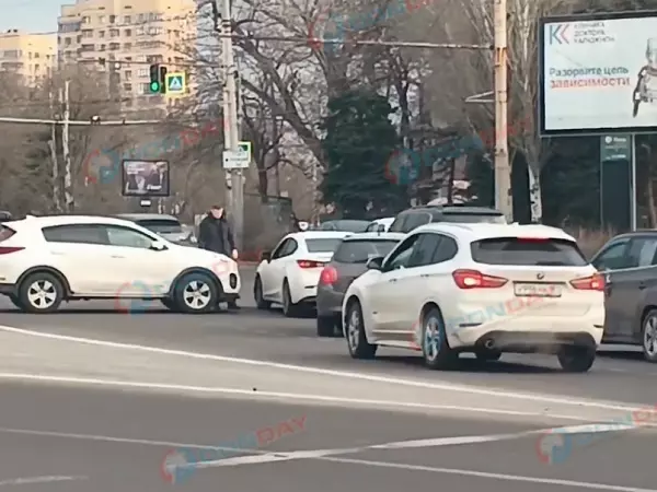 Фото к материалу: В Ростове на Комсомольской площади столкнулись два авто: образовалась пробка