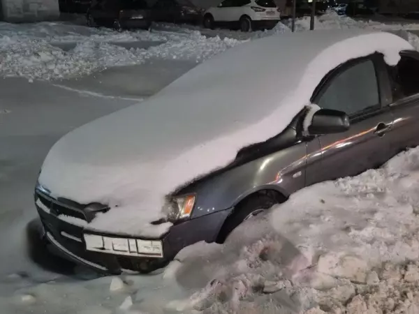 Фото к материалу: В Ростове уборке улиц от снега мешали брошенные машины