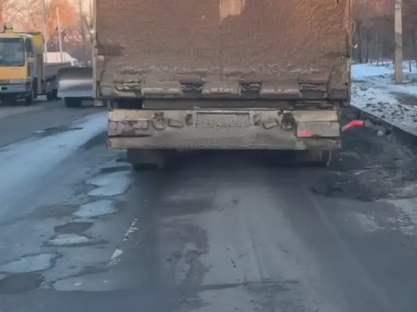 Фото к материалу: В Ростове асфальт на дорогах растаял вместе со снегом