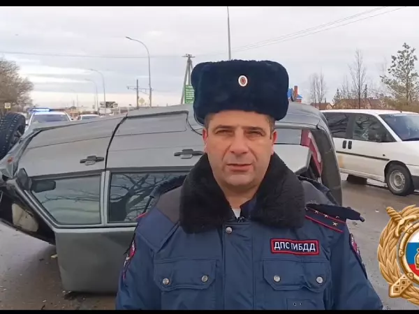 Фото к материалу: В Мясниковском районе в ДТП с «перевертышем» пострадали два человека 