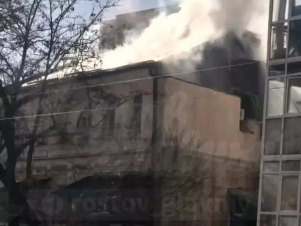 Фото к материалу: В историческом центре Ростова загорелся вековой жилой дом