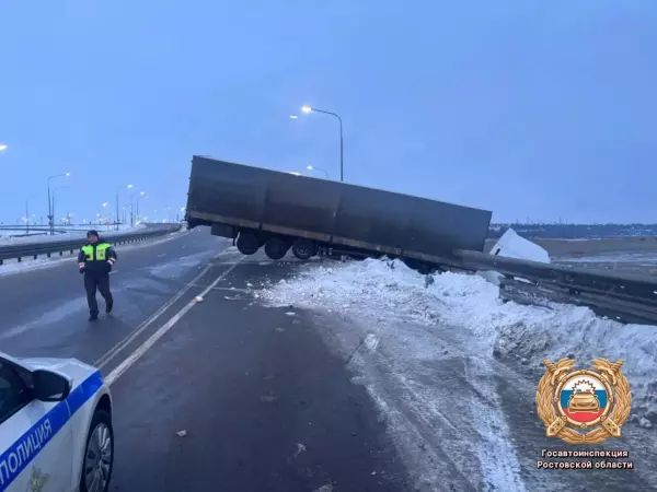 Фото к материалу: ДТП со слетевшей в кювет фуров под Азовом обошлось без пострадавших