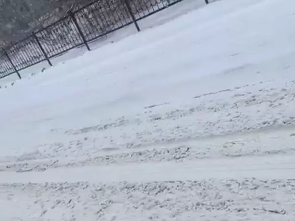 Фото к материалу: Автомобилисты застряли в адских пробках из-за снега в Левенцовке в Ростове