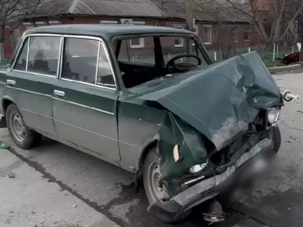 Фото к материалу: В Таганроге три человека пострадали в ДТП на перекрестке